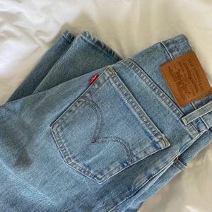 LEVIS JEANS - Den peeeerfekta Levis-modellen och hur bra nu till våren/sommaren? De slutar strax över sneakers-kanten. 🖤 Jag har vanligtvis strl. 36 i byxor och är ca 165 cm. 🖤 Lägg ett bud eller köp nu för 300kr!
