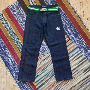 Raw Blue Baggyjeans Hello Kitty  - Ett par rediga Raw Blue jeans i färgen svart med gröna sömmar. Varit använda sen i vintras vid få tillfällen. Så precis som nya nästan. Strukit på hello Kitty patch. Storleken är 30/30 men passar som 30/32. För fler bilder eller mått kontakta mig 🤙