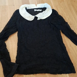 Blouse - Fin blouse med mer detaljer. Storlek är M. Svart färg 