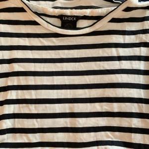 T- shirt - Randig t- shirt från lindex stolek S🤍☀️