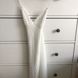 Fin klänning  - En fin klänning från hm aldrig använd, passar till student och sommaren💞 skriv för bilder på🥰