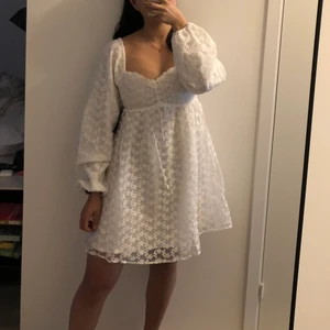 Nakd klänning vit - Helt NY, superfin klänning från NAKDs samarbete med Sanna Jörnvik, perfekt till sommaren eller student🌸 