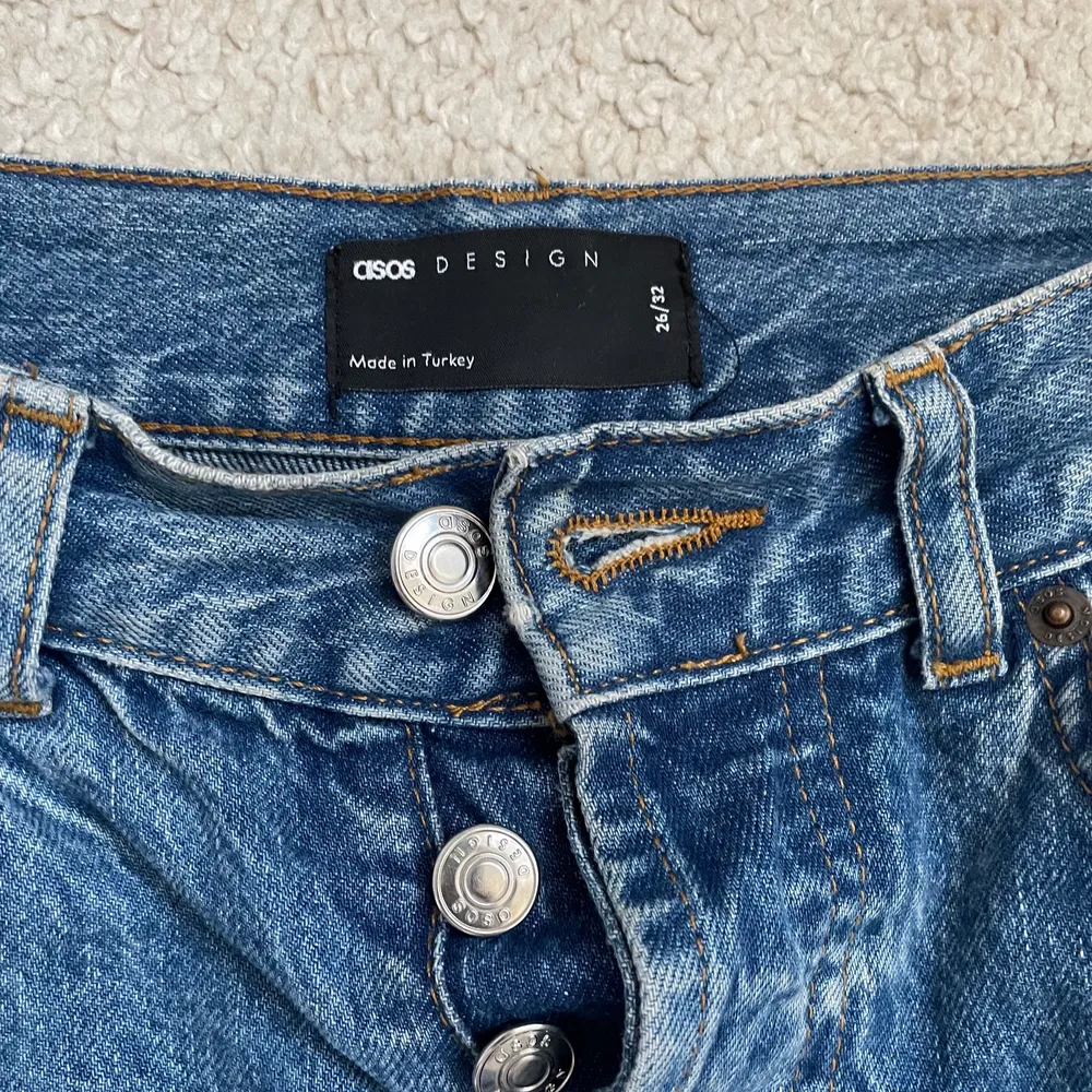 Blå favoritjeans från asos design köpta förra året som tyvärr blivit för små för mig. Stl 26/32. Skulle säga att de passar en 34/36. . Jeans & Byxor.