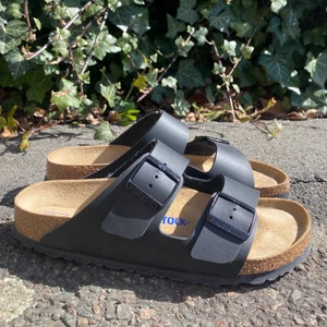NYA BIRKENSTOCK - Säljer mina helt nya birkenstock som endast är testade. Säljer då de var precis för små för mig. De är små i storleken💗 originalpris: 959kr💗 modellen heter: Arizona soft footbed narrow fit (svarta)! Budet börjar på 600❤️