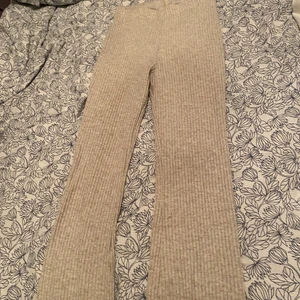 Byxor! - Beata rib byxor 200kr storlek S, vita jeans (gina tricot) 200kr storlek M passar även S, gina tricot 90s jeans 150kr storlek 36