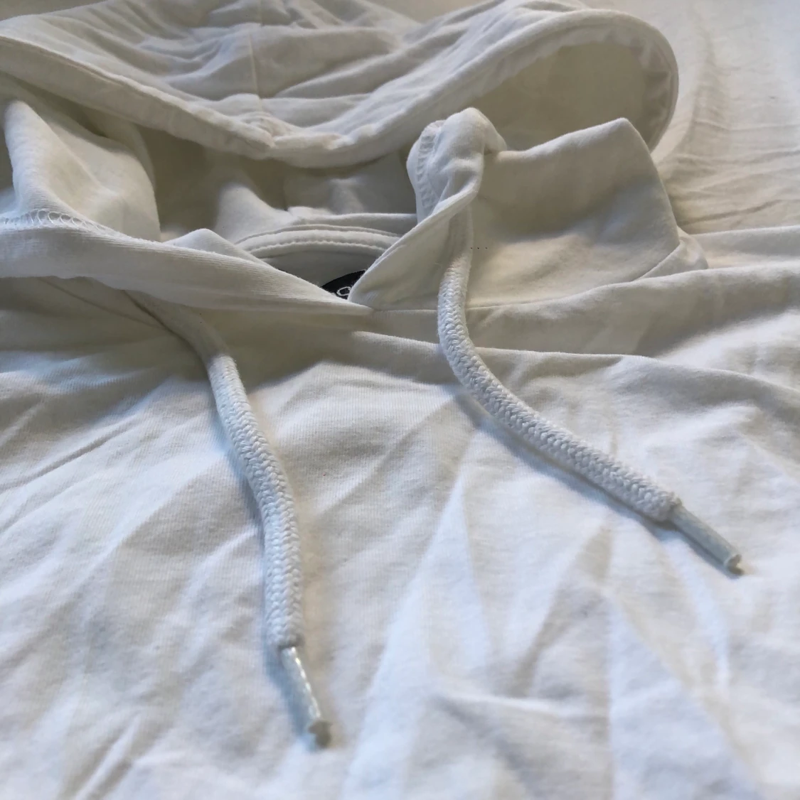 Vit huvtröja med snöre - 90