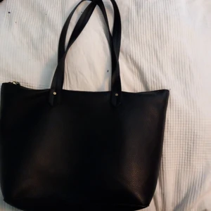 Läder väska  - Fin väska från dondonna☺. Köptes för 3 år sedan för 600kr och säljs nu för 150kr. Den har fint mönster på insidan och mycket plats. Passar perfekt till skolan eller jobbet💕 skriv privat för fler frågor och pris kan alltid diskuteras💗