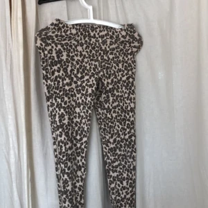 H&M liopard mönstrade jeans - Tajta och stretchiga jeans. Har inte så mycket att säga