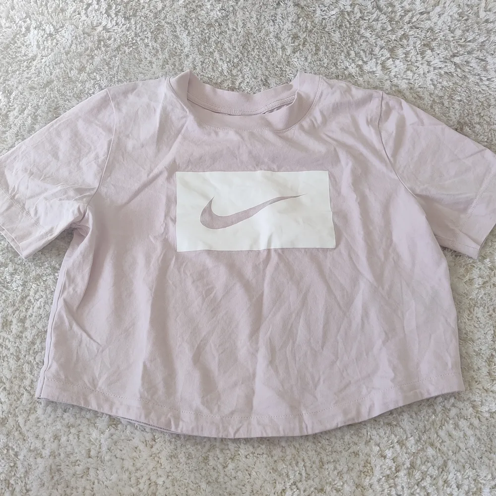 En ljus rosa Nike t-shirt med loggan för fram🙂. T-shirts.