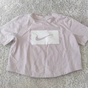 En ljus rosa Nike t-shirt med loggan för fram🙂