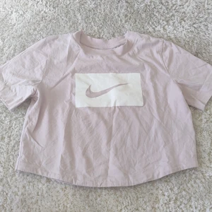 T-shirt  - En ljus rosa Nike t-shirt med loggan för fram🙂