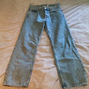 Weekday Straight Jeans - Oanvända weekday straight jeans storlek 28. Säljer för 300. Frakt står hos köpare