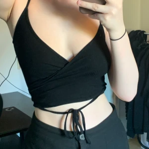 Fin topp ❣️ - En jättefin topp från shein som man binder själv, man kan alltså bestämma vart man ska knyta den och även hur tajt den ska sitta! Köparen står för frakten ❤️