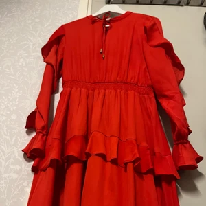 Röd klänning st 8 ungefär M/s - Nytt skick, endast använt ett par ggr. Super söt klänning och materialet är så bekvämt och bra!