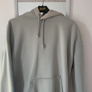 Hoodie från bikbok  - Säljer denna hoodie från bikbok då den inte används längre. Färgen e mintgrön och har använt den endast max 5 gånger så den är som ny. Dock har den en liten fläck den den har bleckts troligtvis efter tvätten men inget man ser särskilt tydligt. Original pris: 299. Köparen står för frakten. (Pris kan diskuteras) 