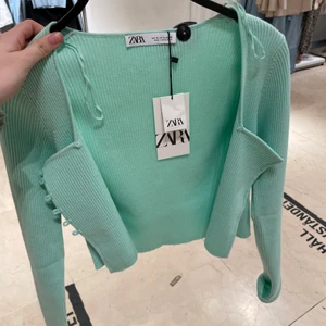 Mintgrön topp zara - Topp från zara! Säljs ej med, knappt använd storlek M men passar S också! Pris: 180kr