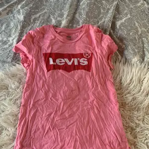 Säljen nu min rosa levi’s tröja för att den aldrig kommer till andvändning,super fint skick,köparen står för frakten säljer för 100kr