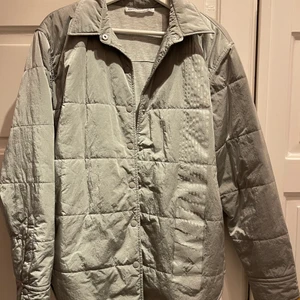 Alexander Wang jacka - Tunn jacka i reflexmateriall, inköpt 2 år sedan för 6700:- säljer för 3000:- väldigt fint skick och snygg under våren! 