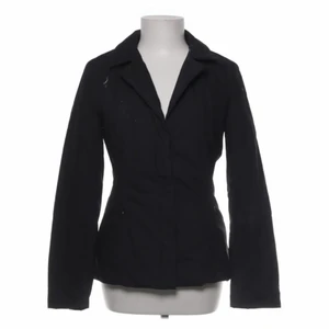 Jacka/kavaj - Säljer denna fina jacka/kavajen. Den går att använda som både jacka och kavaj och är så fin😍 storlek xs-m