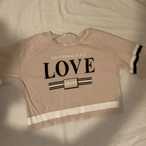 Rosa magtröja  - En rosa gullig din magtröja som kommer från HM, bra skick aldrig använd. Säljer pga inte min stil längre. Den har två sträck på armarna som du ser på bilden. 