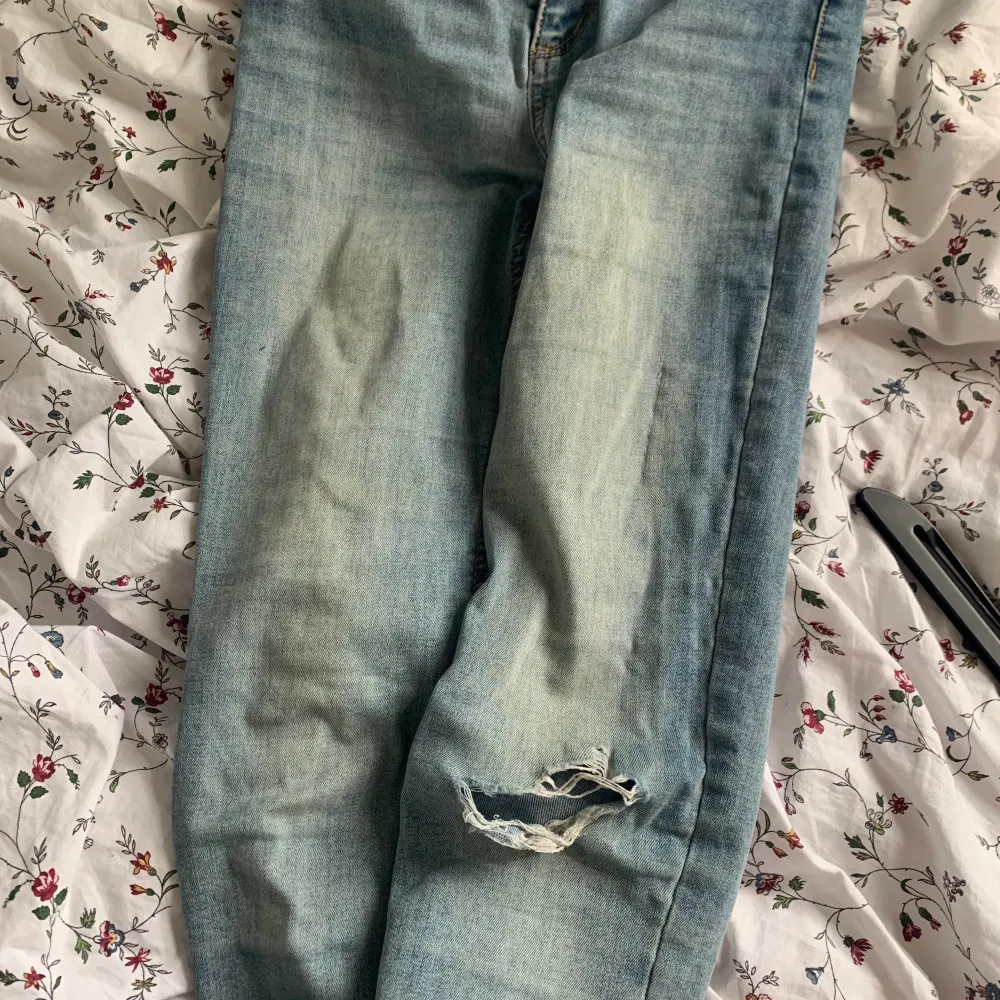 Skinnet jeans med hål i knäet. Har blivit för små. Storlek S men är stretchiga. Sitter fint. 60kr inklusive frakt. Jeans & Byxor.