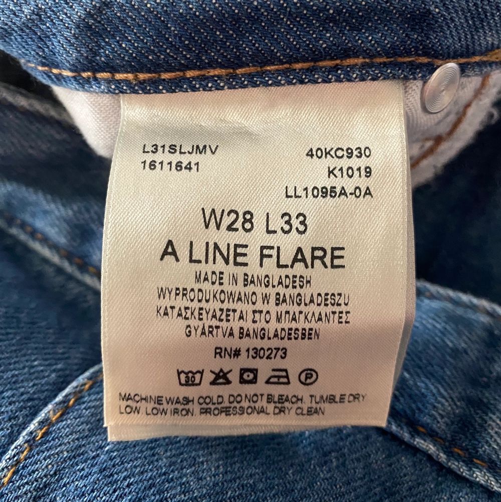 Säljer mina Lee jeans A Line Flare i storlek W28 L33 pga att de har blivit för små. Jeansen är lite använda men har inga skador. Jag är 173 cm lång och jeansen passar mig perfekt i längd. Kan mötas upp i Gävle eller frakta, kunde står för fraktkostnad! ❤️. Jeans & Byxor.