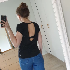 Träningströja - Tränings T-shirt med hål i ryggen. Storlek 34/36