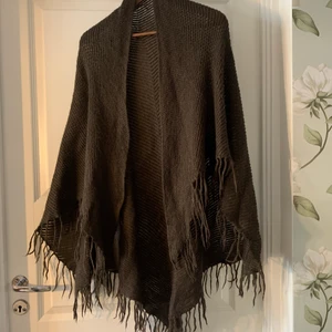 Sjal  - Otroligt fin sjal, som jag desvärre inte vet märket på då det inte finns någon lapp. Perfekt nu i höst/vinter! Är absolut öppen för prisförslag, kan mötas upp i Stockholm och det är bara att skriva för fler bilder!