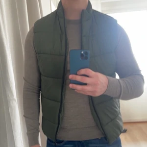 Zara grön väst Stl S - Grön väst från Zara i storlek S. Aldrig använd.