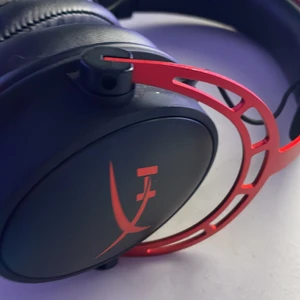 Hörlur - Röd och svart hörlur. Sitter bra på skallen även i långa period. Har hållt bra i 4 år, fint ljud i lurarna. 