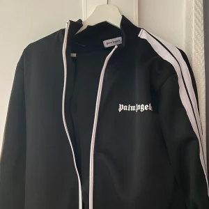 Palm Angels tracksuit - Palm angels tracksuit. Storlek M-L passar båda. Fint skick. Inte använd så mycket. Skriv för fler bilder eller pris.