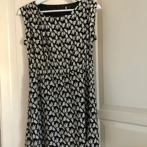Jättefin svart vit klänning - Jättefin klänning i väldigt bra skick. Den är endast testet men är inte min smak så har inte blivit använd. Skriv för fler bilder elr frågor💕