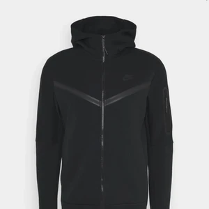 Nike kofta - Säljer nu min Nike kofta då den e för stor för mig o knappt är använd kom privat för mer bilder på den, den är Man storlek och är i storlek M