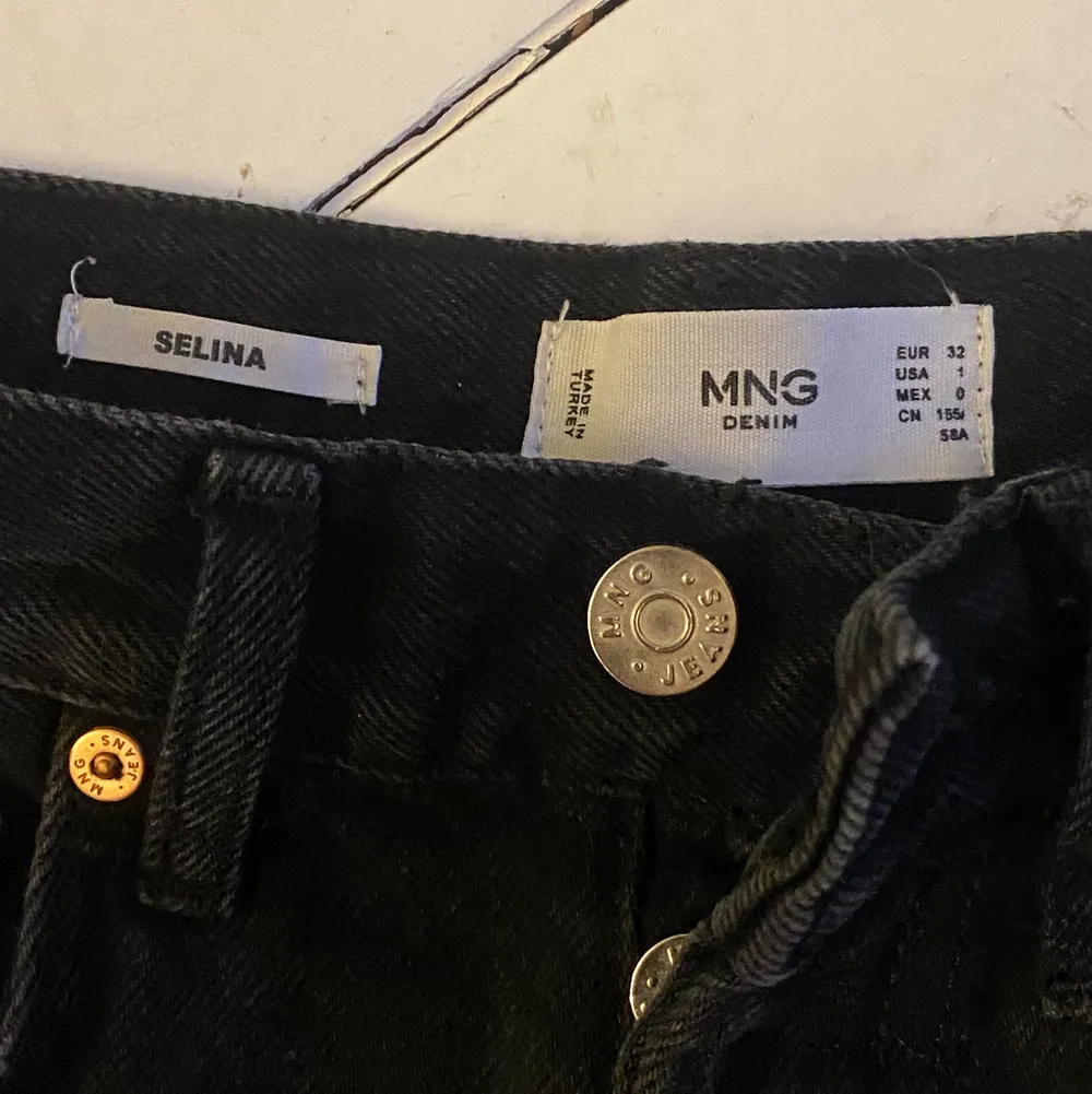 Säljer mina jättefina svarta jeans med slitningar på knäna💞💞. Jeans & Byxor.
