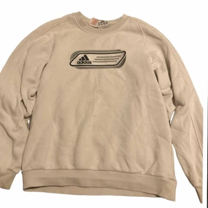 Adidas tröja i storlek 152 - En super cool adidas tröja som funkar för s. Säljer för den inte kommer till andvändning, i bra skick. Dm för intresse. ❤️frakt tillkommer❤️