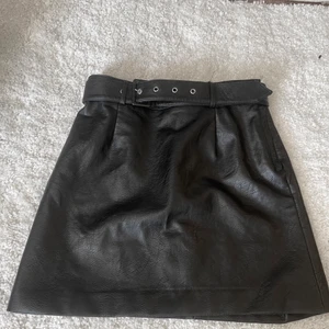 Skinnkjol - Skinnkjol i strl 40. Liten i storlek, endast testad.