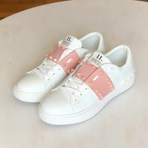 Valentino skor - Superfina valentino liknande  skor!! De är i nyskick då de endast är testade. Det är bra kvalitet o de är bekväma att gå i. Nypris för ca 2600kr. De är storlek 40 men de är små så skulle säga att de passar 39😊 skrov för mer info elr bilder💕