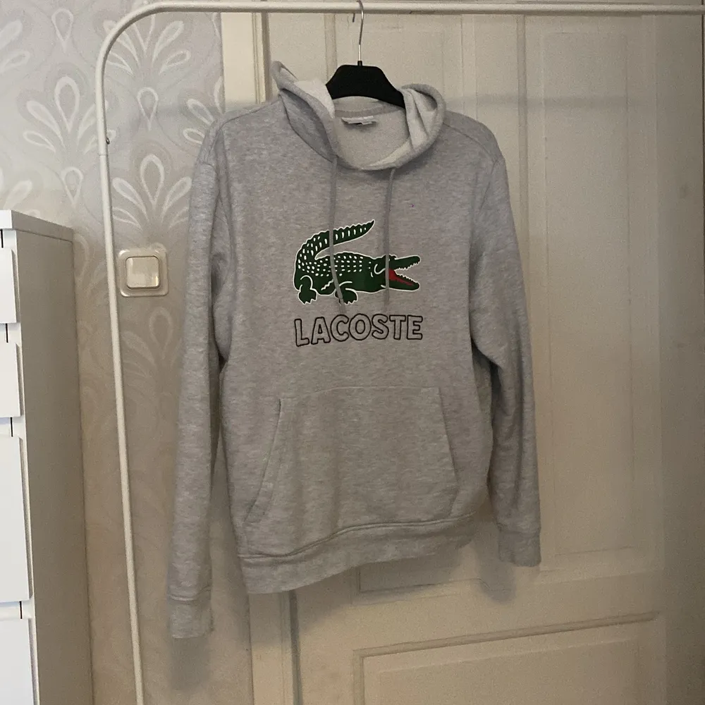 Köptes förra vintern för ca 1000kr, använd 4-5 gånger, storleken är M. Den är i nyskick och väldigt snygg och clean!. Hoodies.