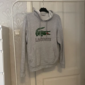 Huvtröja från Lacoste  - Köptes förra vintern för ca 1000kr, använd 4-5 gånger, storleken är M. Den är i nyskick och väldigt snygg och clean!
