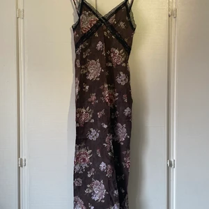 Brock Collection x H&M klänning - Jättesnygg långklänning som är lägre i ryggen och har slits på sidorna. Den är i en skjortliknande material isch. Storlek 34/XS