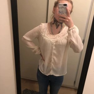 Vit spets tröja - Ganska genomskinlig vit tröja där spets finns upp till. Använd typ tre gånger. Ingenting som syns. Storlek 36 på den men funkar som S/xs också