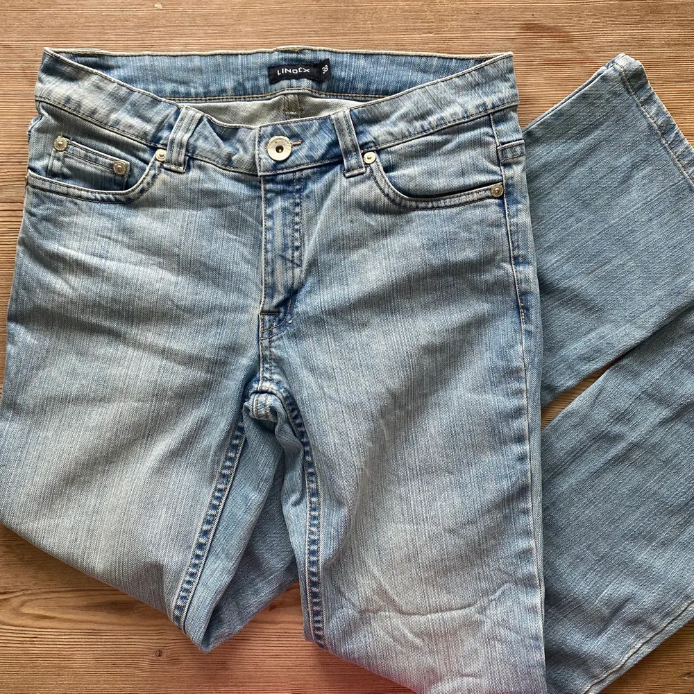 Superfina kritstrecks jeans från tidigt 2000-tal. Bra längd i benen för mig som är 170cm!                                                   🦋💞skickad spårbart, samfraktar! Tveka inte på att höra av dig vid fler frågor!💞🦋. Jeans & Byxor.