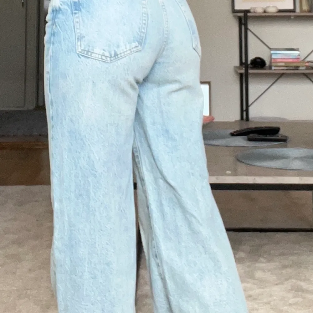 As snygga ljusblåa vida jeans köpa på Asos. Sytt längst ner på byxan för att göra lite kortare - alltså väldigt långa byxor! Man kan fortfarande sprätta upp dem och få original längden. Riktigt kända jeans med grym kvalitet, köptes för 1100kr. Jeans & Byxor.