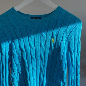 Ralph lauren - Så fin kapelatickad ralph lauren tröja i en blå färg, storlek Small. Så härlig inför sommar och våren, bra skick och bra ka lite, köparen står för frakt☺️