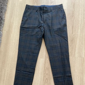 Kostymbyxor från zara Stl 40 - Rutiga kostymbyxor, passar mig bra i längden som är 183cm, men lite tajta (väger cirka 83kg.