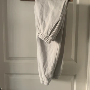 Mjukisbyxor Zara - Superfina mjukisbyxor från Zara i benvit färg. Nästintill oanvända, finns dock små noppror från tvätt, men inget som syns på (se bild 2). Är absolut öppen för prisförslag, kan mötas upp i Stockholm och det är bara att skriva för fler bilder!!