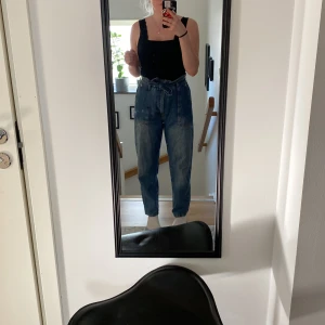 Jeans gina tricot - Dessa jeans är sjukt sköna och söta. De är i bra skick och använda ett fåtal gånger. Sitter bra för att vara storlek 38 (jag har storlek 36) eftersom det är en gulligt ”knytbälte” till. Det går att ta bort jeanssnöret och använda ett annat vanligt skärp också.