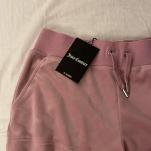 Juicy Couture  - Helt nya oanvända Juicy Couture shorts i storlek s, mörkrosa. Är ute efter en snabb affär så först till kvarn, ingen bjudgivning. Fast pris