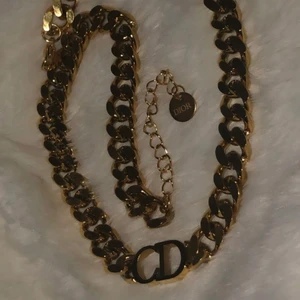 Dior inspirerad halsband  - Använd 1 gång så snyggt!
