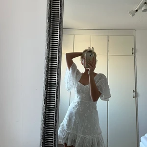 Student Klänning - HELT DRÖMMIG klänning, dock aldrig använd bara provad, med lapp kvar. PERFEKT för studenten!! Beställd från Australien och kostade runt 1200 med frakt och tull men säljer för 700 + frakt ❤️  Om man vill ha bild på klänningen är det bara att fråga❤️❤️❤️